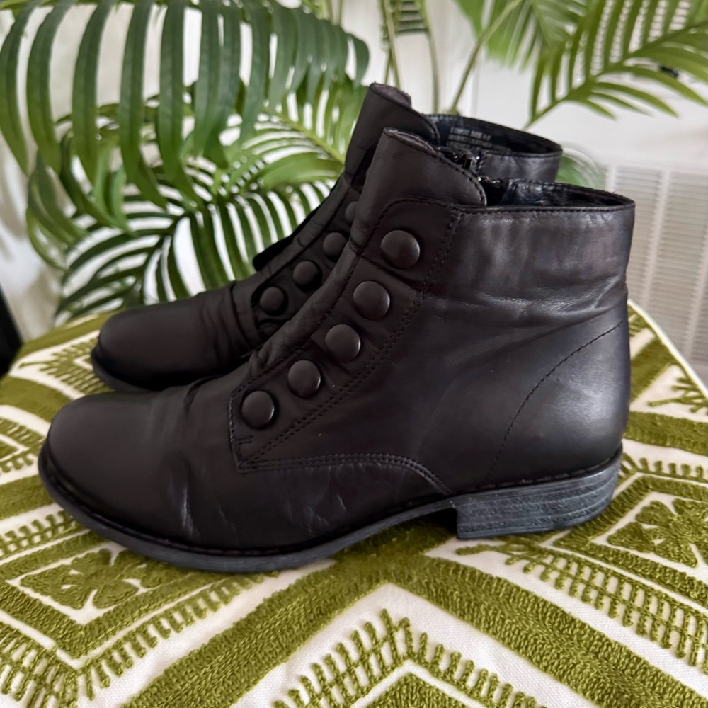 Miz Mooz “Louise” Black Leather Button Front Ankle Boots. Vintage vibe! Size 8 - Picture 6 of 11